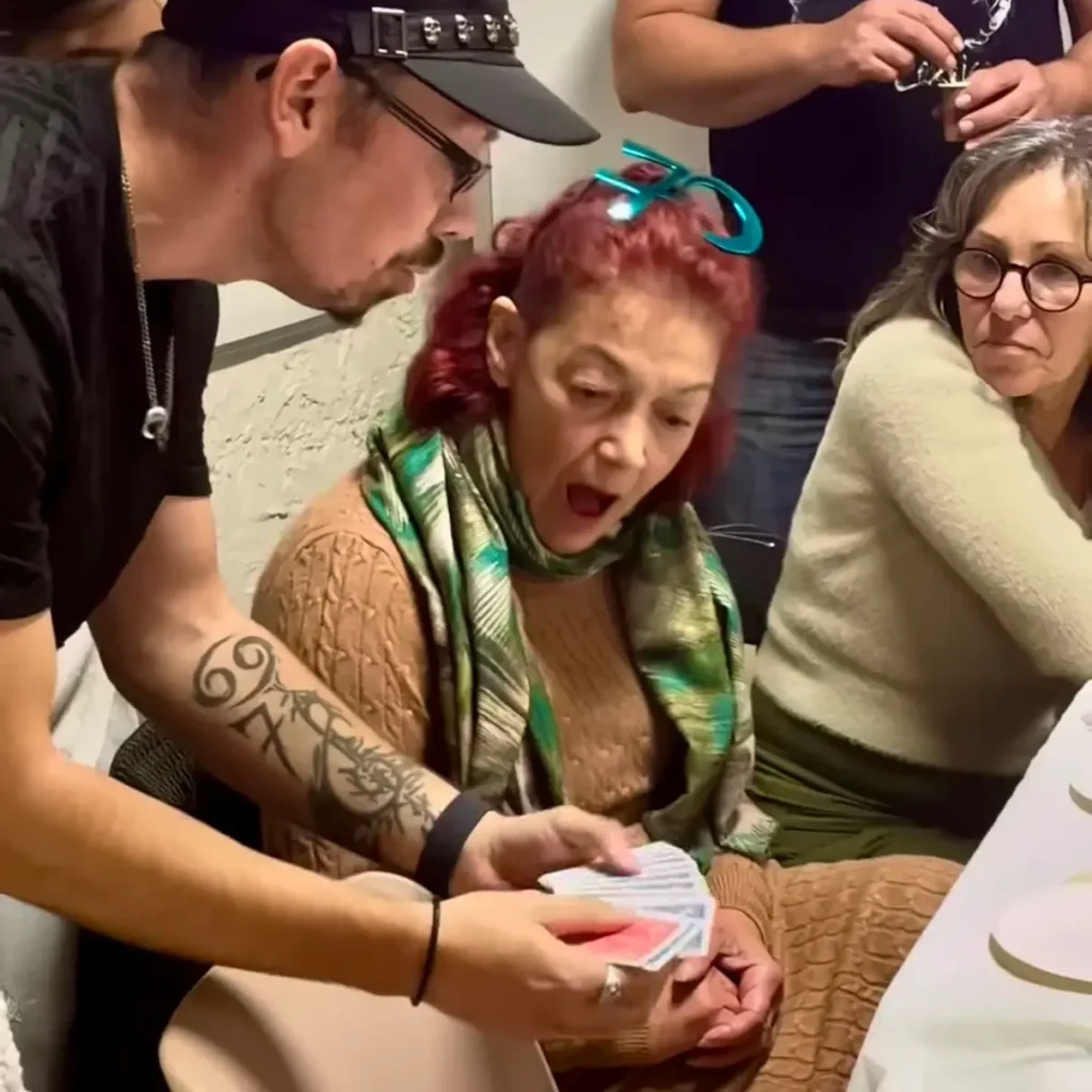 close-up Invités émerveillés par un tour de magie rapprochée à Nice