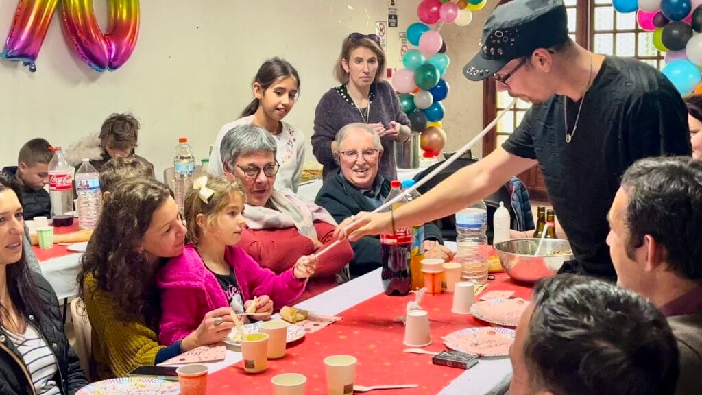 Invités émerveillés par un tour de magie rapprochée à Toulon
