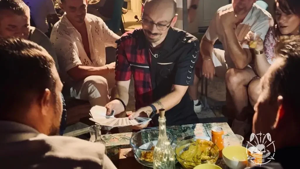 Magicien effectuant un tour de close‑up sur la Côte d’Azur