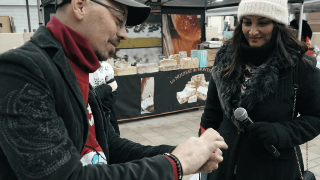 Célo effectuant un close‑up à table pendant un cocktail